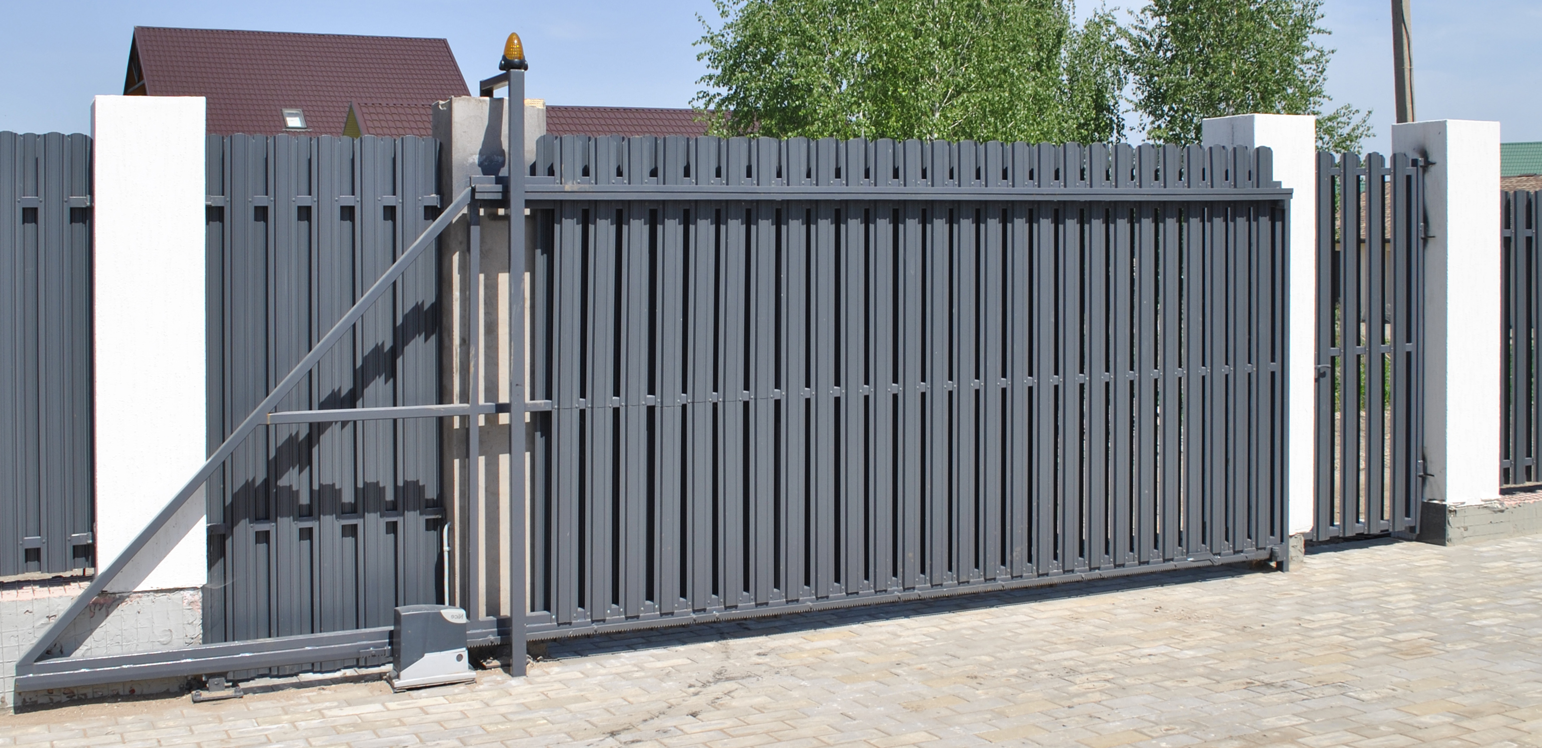 Ворота из металлического штакетника в Пятигорске